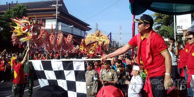 Walikota Malang, H Moch Anton memberangkatkan pawai budaya dalam rangka HUT Klenteng Eng An Kiong ke 191 Tahun