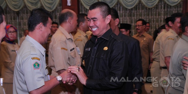 Walikota Malang, H Moch Anton memberikan ucapan selamat kepada para PNS dan berharap bisa bekerja dengan lebih baik lagi