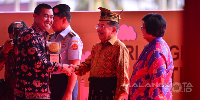 Walikota Malang, H Moch Anton menerima penghargaan Adipura Kirana dari wakil presiden RI Jusuf Kalla pada puncak peringatan Hari Lingkungan Hidup Dunia di Siak