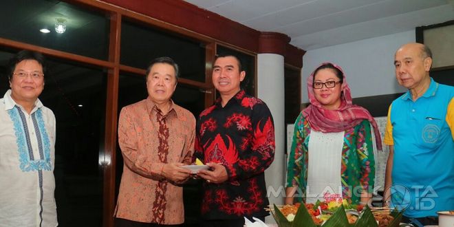 Walikota Malang, H Moch Anton menerima potongan tumpeng pertama dalam rangkaian acara HUT Klenteng Eng An Kiong