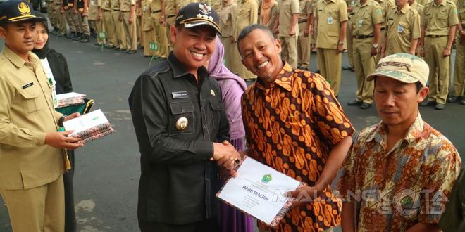 Walikota Malang, H Moch Anton secara simbolis menyerahkan bantuan kepada poktan