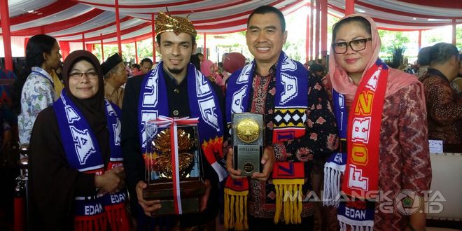 dr Gamal Albinsaid foto bersama waliota Malang dan Istri, setelah menerima penghargaan kalpataru dari wakil presiden RI, Jusuf Kalla di Siak, Riau