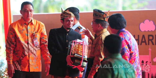 dr Gamal Albinsaid menerima Penghargaan Kalpataru dari Wakil Presiden RI, Jusuf Kalla di Siak, Riau