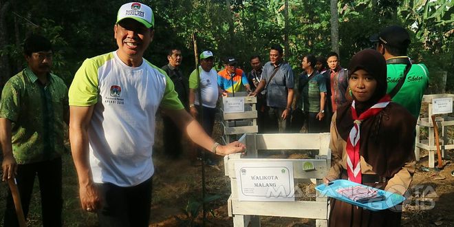 walikota Malang, H Moch Anton saat mengikuti acara tanam pohon dalam rangkaian munas apeksi