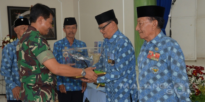 Danlanud Abd Saleh Malang, Marsma TNI H. RM. Djoko Senoputro, SE secara simbolis menyerahkan penghargaan kepada pengurus PPAU