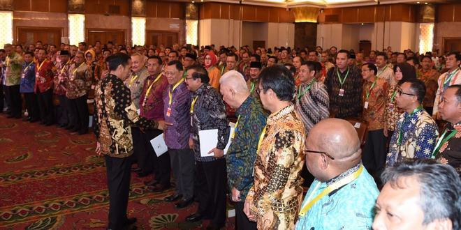Presiden RI, Joko Widodo menyapa beberapa pejabat yang hadir dalam rakornas TPID