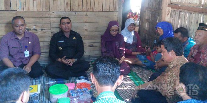 WaliKota Malang, H. Moch Anton memanjatkan doa dan tahlil ketika bertakziah ke rumah almarhum Narko