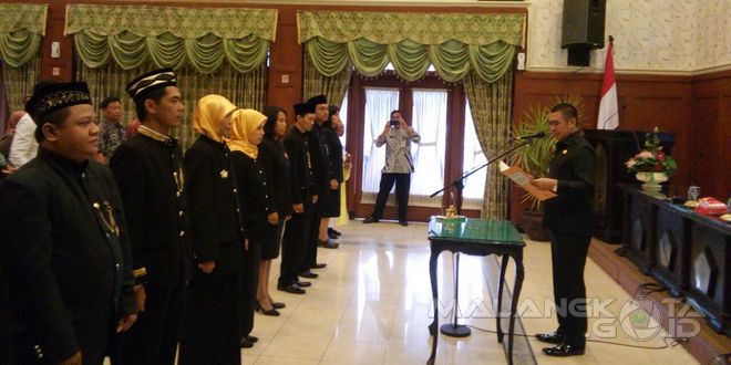 Walikota Malang H. Moch. Anton membacakan SK dan melantik pengurus BPSK periode 2016-2021
