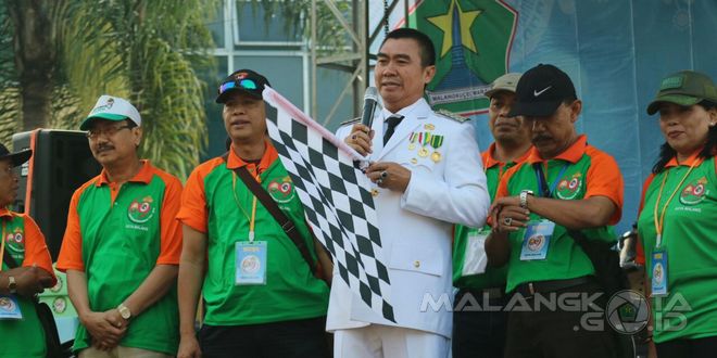 Walikota Malang, H Moch Anton memberangkatkan peserta gerak jalan hari koperasi