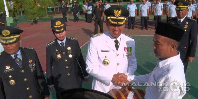 Walikota Malang, H Moch Anton secara simbolis memberikan penghargaan kepada pegawai lapas dan remisi kepada napi