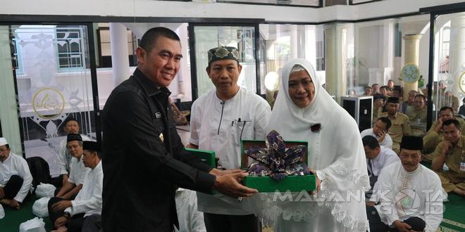 Walikota Malang H. Moch. Anton memberikan cendera mata kepada CJH Anggota Korpri Kota Malang, Selasa (13/8)