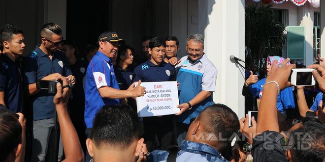Walikota Malang menyerahkan secara simbolis hadih uang tunai