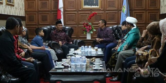 walikota Malang, H Moch Anton (kanan-ujung) terlihat gayeng berbincang dengan mendikbud, Muhadjir Effendi (berkopyah) seputar kemajuan dunia pendidikan