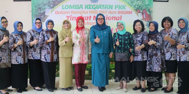 Ketua TP PKK Kota Malang Hj. Dewi Farida Suryani bersama tim penilai Lomba Toga siap menjadi yang terbaik di tingkat nasional
