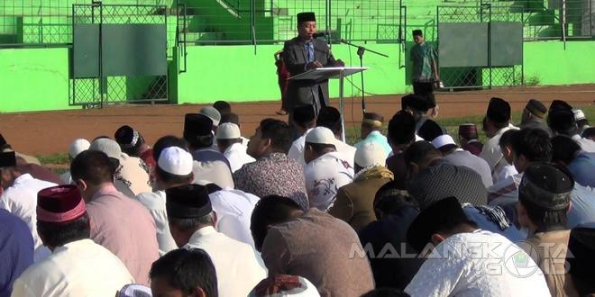 Ustaz Hafidz menyampaikan khotbah usai melaksanakan salat Iduladha 