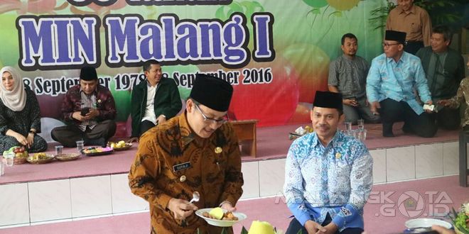 Wakil Wali Kota Malang Drs. Sutiaji memotong tumpeng di acara HUT MIN I Malang