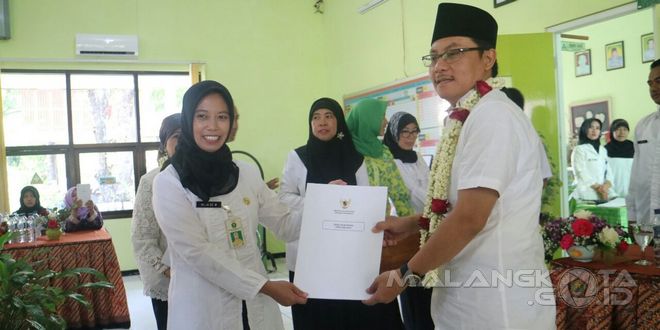 Wakil Walikota Malang Drs. H. Sutiaji memberikan apresiasi atas prestasi yang diraih SMPN 10 Kota Malang