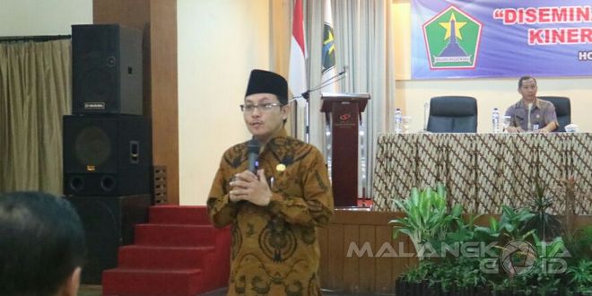Deputy Mayor of Malang Drs. Sutiaji giving directions