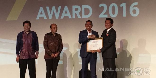 Wali Kota Malang H. Moch. Anton saat menerima penghargaan dalam perhelatan Indonesia's Attractiveness Award 2016 yang digelar Tempo Media Grup