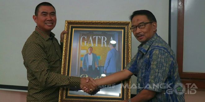 Wali Kota Malang, H. Moch Anton menerima cendera mata dari perwakilan Majalah Gatra
