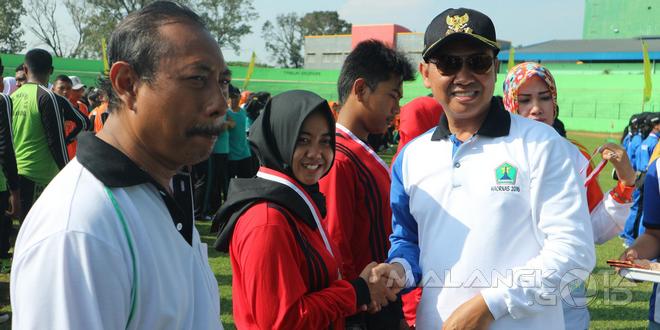 Wali Kota Malang H. Moch. Anton menyerahkan penghargaan kepada atlet berprestasi Kota Malang