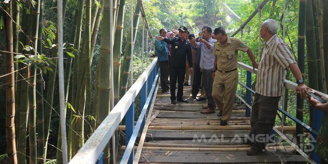 Wali Kota Malang H. Moch. Anton saat meninjau Jembatan Bawang