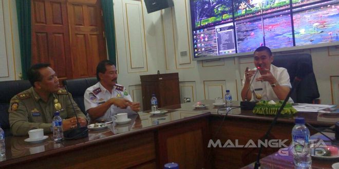 Walikota Malang H. Moch. Anton memimpin rapat terbatas terkait penertiban parkir
