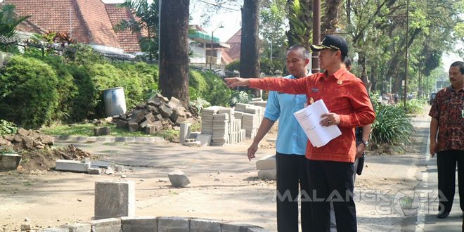 Walikota Malang H. Moch. Anton saat melihat pengerjaan pedestrian di kawasan Jl. Ijen
