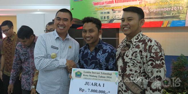 Walikota Malang H. Moch. Anton menyerahkan penghargaan kepada salah satu pemenang Lomba Inotek, Jumat (2/9)
