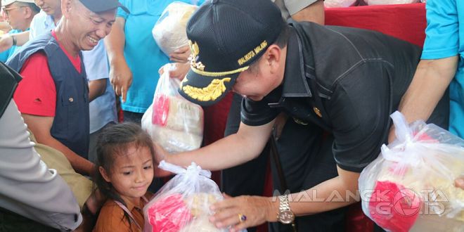 Walikota Malang H. Moch. Anton membagikan paket sembako