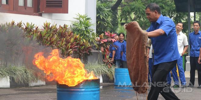 Karyawan kantor DPRD Kota Malang berlatih memadamkan api