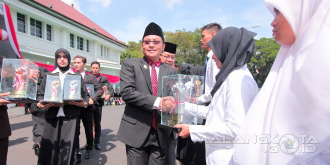 Wakil Walikota Malang Drs. H. Sutiaji menyerahkan penghargaan