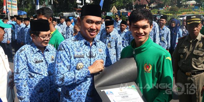 Wali Kota Malang H. Moch. Anton menyerahkan sertifikat penghargaan kepada atlet berprestasi Kota Malang