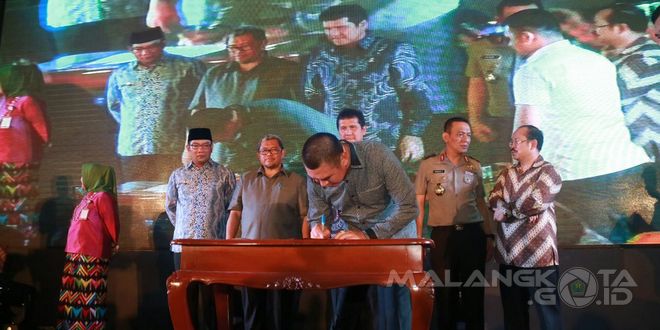 Walikota Malang H. Moch. Anton saat menandatangani MoU Replikasi Inovasi Pelayanan Publik