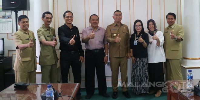 Rombongan UM foto bersama dengan Walikota Malang usai pertemuan