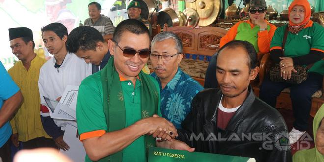 Walikota Malang menyerahkan secara simbolis kartu peserta BPJS Ketenagakerjaan