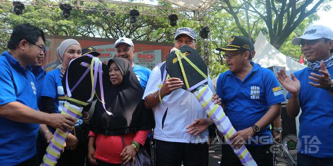 Wakil Wali Kota Malang Drs. Sutiaji (nomor dua dari kanan) secara simbolis menyerahkan hadiah kepada pemenang undian