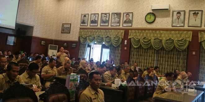 ASN Pemkot Malang menyimak pemaparan Walikota Malang H. Moch. Anton tentang revolusi mental