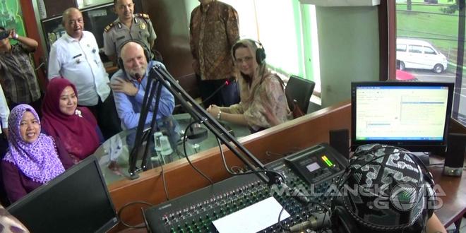Dubes Australia Paul Grigson saat siaran di Radio Madina FM milik Masjid Agung Agung Jami