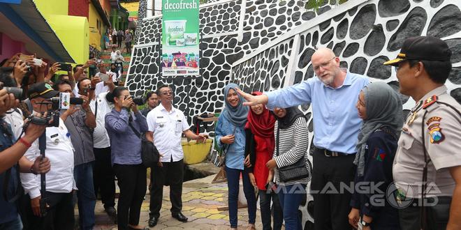 Duta Besar Australia untuk Indonesia Paul Grigson menyempatkan untuk berfoto bersama pengunjung Kampung Warna Warni 