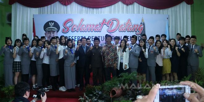 Peserta Pertukaran Pemuda Indonesia-Korsel foto bersama Wakil Walikota Malang, Asisten Deputi Kemitraan dan Penghargaan Pemuda Kemenpora RI dan para pendamping