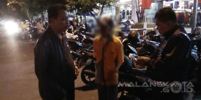 Petugas dari Dishub Kota Malang dan Kepolisian berikan edukasi kepada juru parkir
