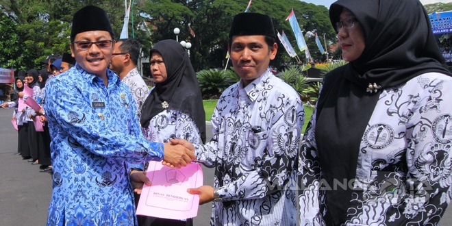 Wakil Walikota Malang Drs. Sutiaji menyerahkan penghargaan kepada instansi yang berprestasi