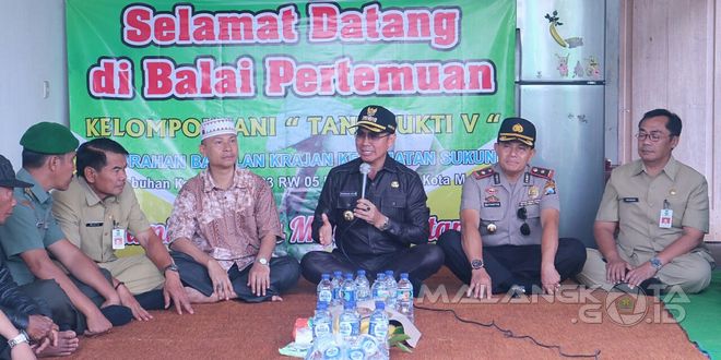 Wali Kota Malang H. Moch. Anton menyapa warga dan petani pada acara temu wicara bersama poktan se-Kota Malang