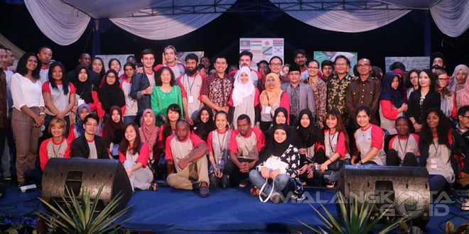 Wali Kota Malang H. Moch.  Anton, Wawali Sutiaji, WR I UM, dan peserta UM iCamp foto bersama