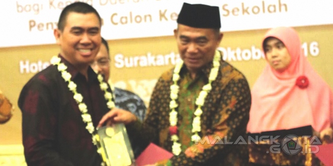 Walikota Malang H. Moch. Anton (kiri) saat menerima penghargaan dari Mendikbud RI Muhadjir Effendy