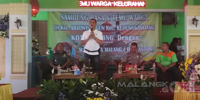 Walikota Malang H. Moch. Anton saat menyapa warga Kelurahan Arjowinangun