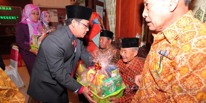 Wakil Wali Kota Malang Drs. Sutiaji menyerahkan tali asih kepada veteran setelah Upacara Peringatan Hari Pahlawan