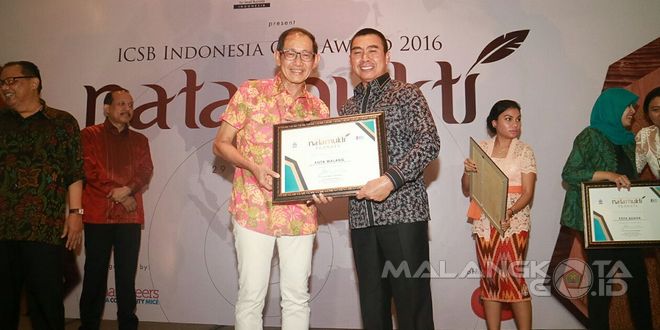 Wali Kota Malang H. Moch Anton (kanan) menerima penghargaan