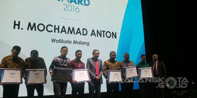 Asisten Administrasi Umum Setda Kota Malang Yudhi K. Ismawardi, SH, M.Hum (batik hijau, dua dari kanan) mewakili Wali Kota Malang menerima penghargaan